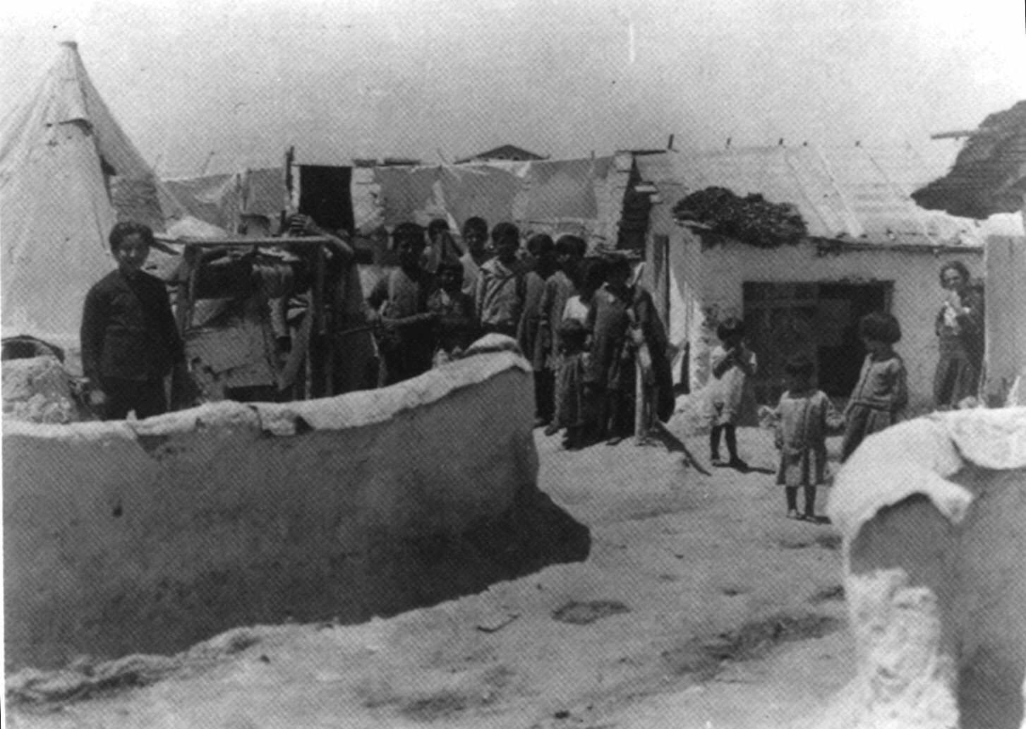 155α. Εικόνες από τις πρώτες εγκαταστάσεις στους συνοικισμούς γύρω από την Αθήνα. Προσωρινές λύσεις που έμελλαν να τηρηθούν για αρκετά χρόνια. Φωτο Μεγαλοκονόμος Μανώλη